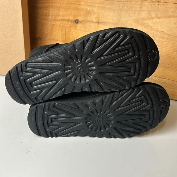 NIB Women’s UGG Classic Short II Black Shearling Sheepskin Boots - Picture 6 of 6